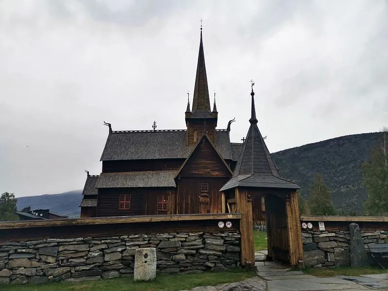Деревянная церковь в Ломе